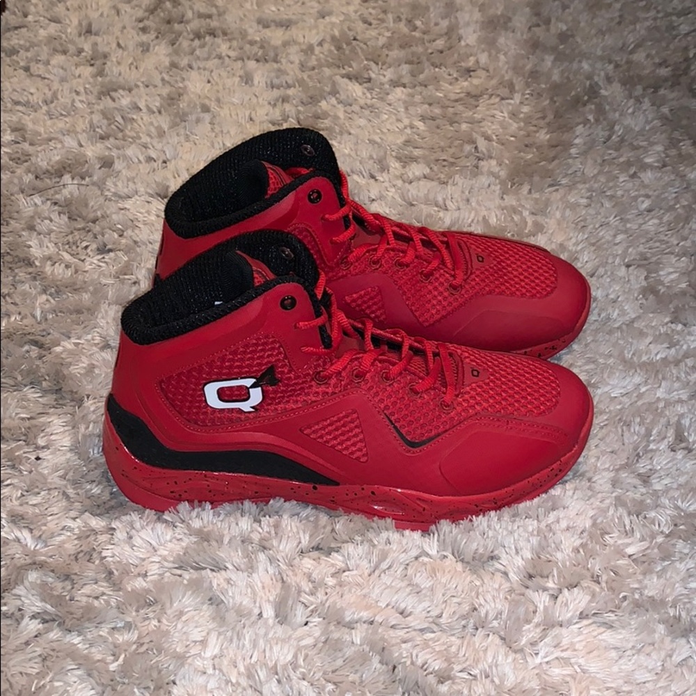 Q4 Basketball shoes